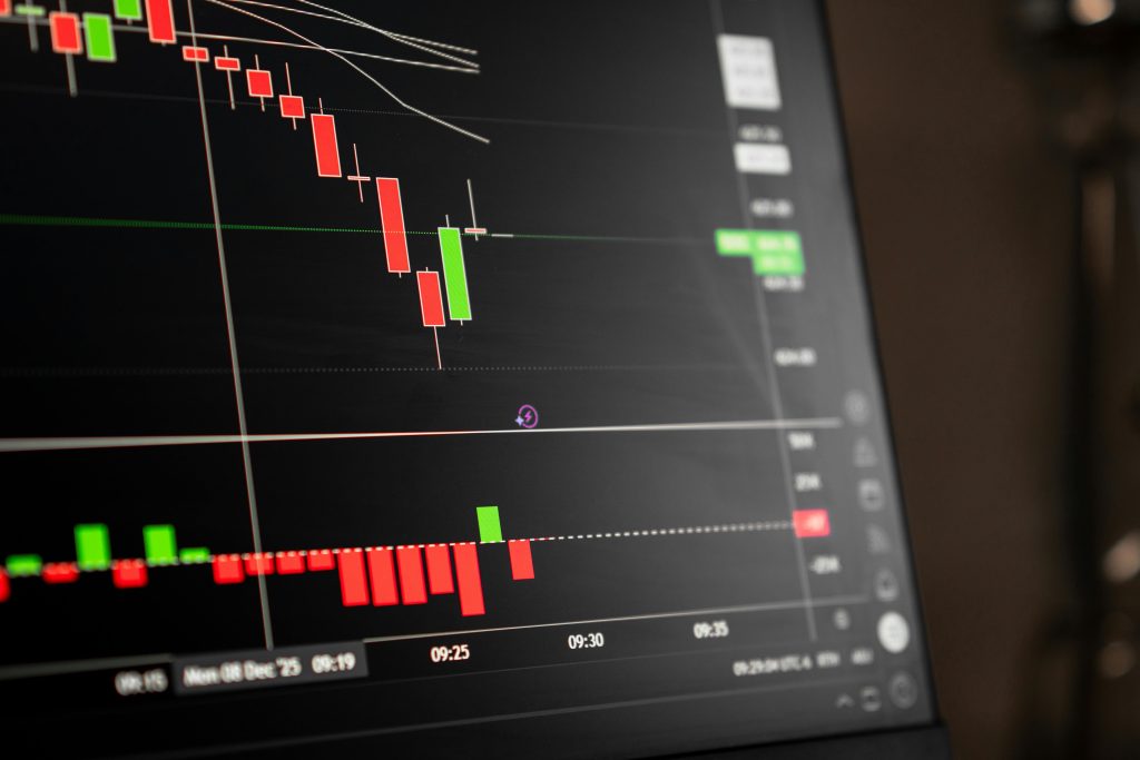 Persona realizando backtesting en MetaTrader 4 en oficina financiera moderna